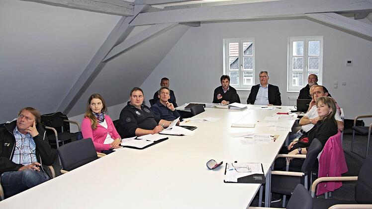 Im sanierten Sitzungssaal des Rathauses Untermerzbach nach der Maßnahme die Premiere. Der Bauausschuss unter Leitung von Bürgermeister Helmut Dietz lauschte den Ausführungen der Diplomingenieure Martin Burgsmüller und Thomas Peetz (hinten von links). Foto: Helmut Will