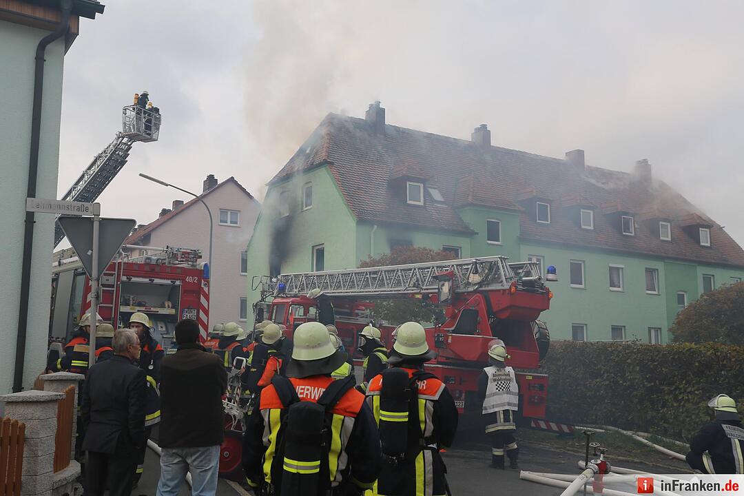 Brand nach Explosion in Mehrfamilienhaus