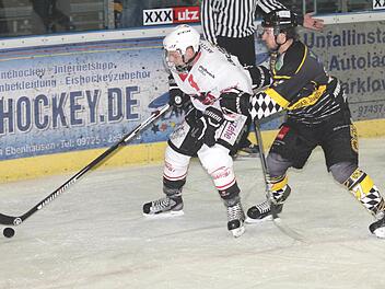 Auch Christian Dietrich (links) konnte mit seinem neunten Pflichtspieltreffer zum zwischenzeitlichen 4:3 die Abschlussniederlage der "Hawks" beim EHC Nürnberg nicht verhindern.