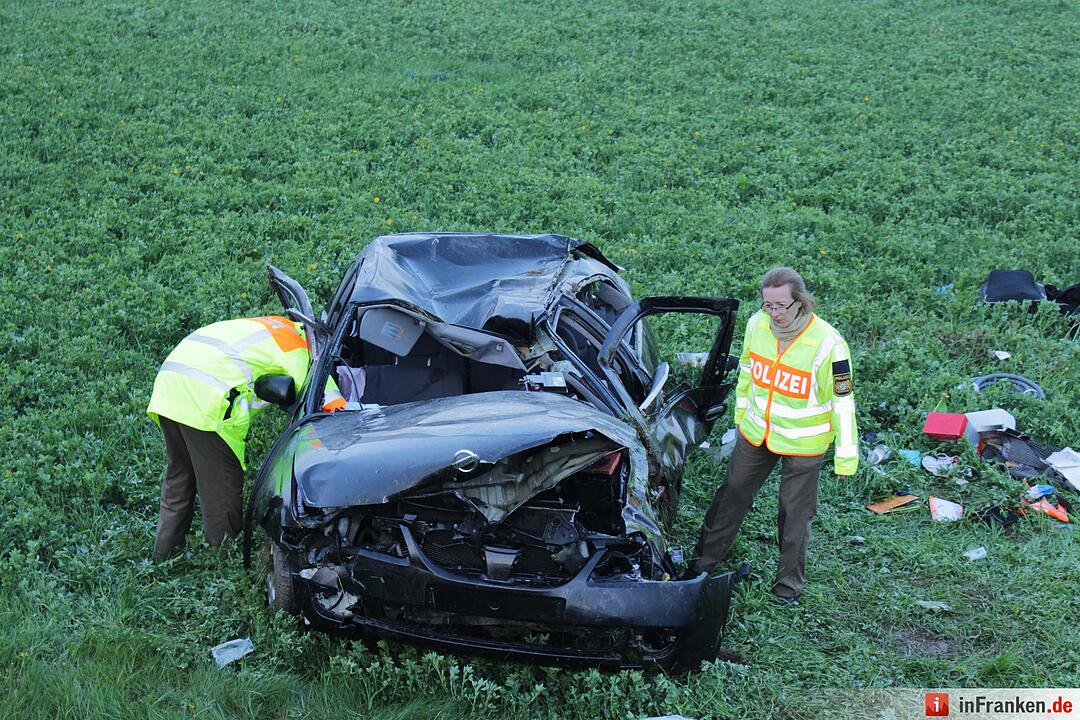 Starkregen sorgt für Abflug: Nissan schießt von Autobahn und landet drei Meter tiefer im Graben - Wagen überschlägt sich auf einer Strecke von 120 Metern mehrfach – Nissan bleibt völlig deformiert auf Wiese liegen – Fahrer eingeklemmt und schwerst verletzt – Polizei sucht nach Unfallzeugen