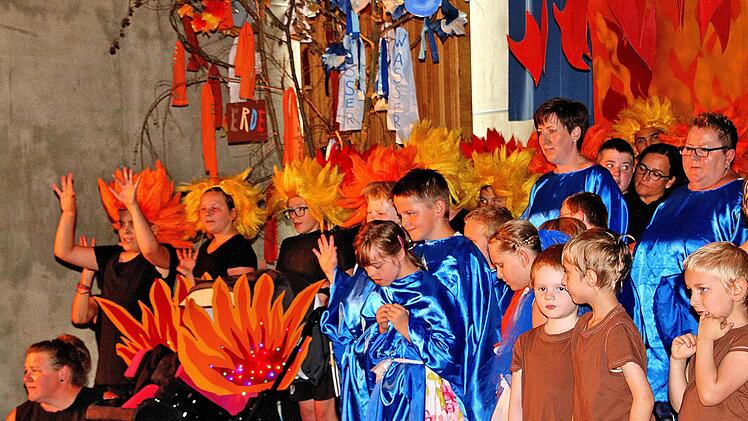 Das Musical "der Streit der Elemente" führten Schülerinnen und Schüler der  Franz-von-Prümmer-Schule beim Sommerfest auf. Wer welches Element  symbolisierte, erkannte man sofort an der Kleidung. Foto: Dieter Britz