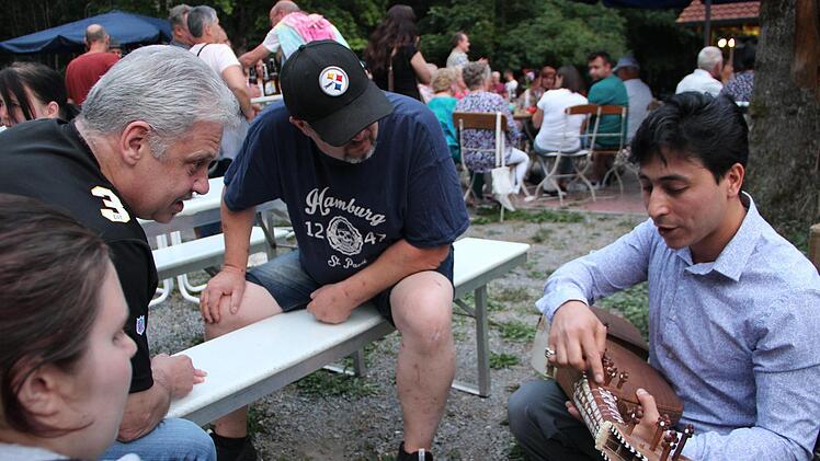 Reza Rezayi erklärte Interessierten sein Instrument, die Rubab.