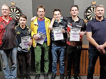 Die besten Spieler beim traditionellen Dartturnier des DC Gispy Ebern, von links: Turnierleiter Rainer Dreßel, Miro Seemann, Uwe Bügler, Ricardo Pietreczcko, Julian Fischer, Vorstand Stefan Pecht