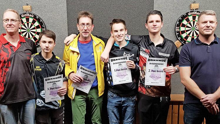 Die besten Spieler beim traditionellen Dartturnier des DC Gispy Ebern, von links: Turnierleiter Rainer Dreßel, Miro Seemann, Uwe Bügler, Ricardo Pietreczcko, Julian Fischer, Vorstand Stefan Pecht