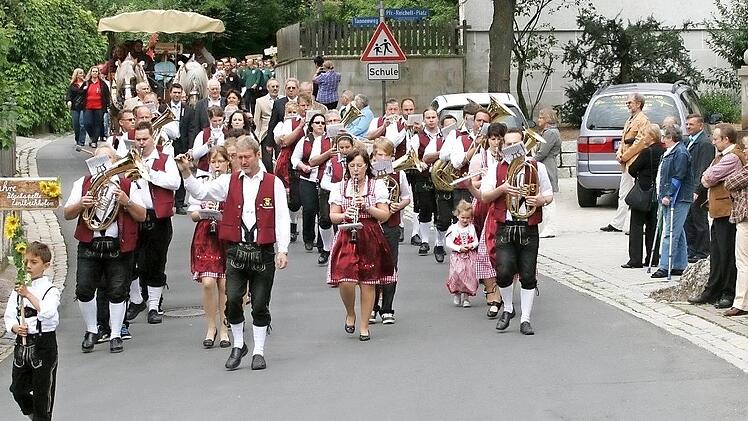 Noch vor zehn Jahren feierte die Blaskapelle ihr 40. Gründungsjubiläum mit einem Festzug.