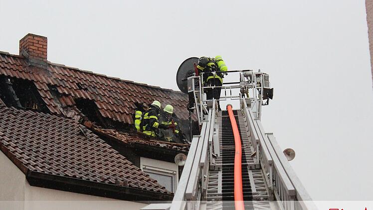 Cadolzburg: Blitzeinschlag in Einfamilienhaus - "Flammen schlugen aus Dach"