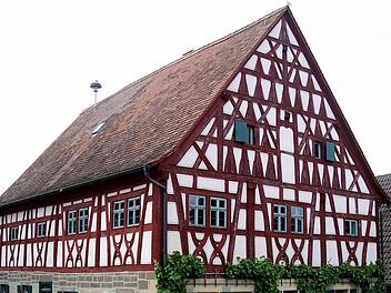 Schmucke Fachwerkgebäude wie das historische Rathaus gehören zum Kirchenburgmuseum Mönchsondheim. Foto: Zimmermann