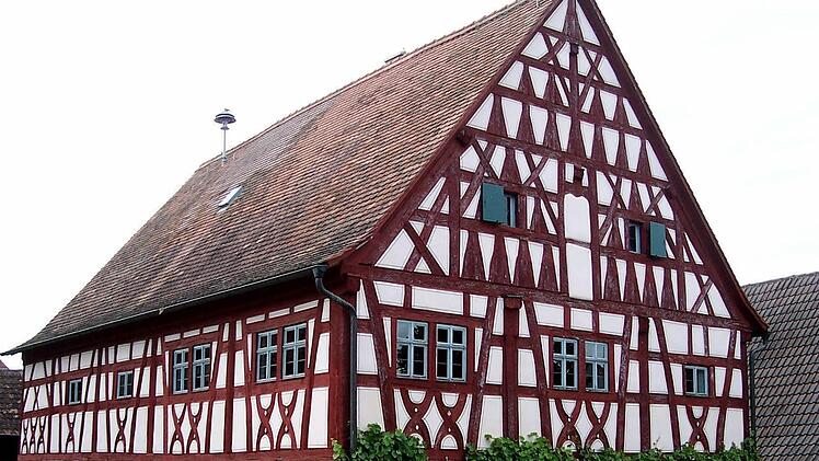 Schmucke Fachwerkgebäude wie das historische Rathaus gehören zum Kirchenburgmuseum Mönchsondheim. Foto: Zimmermann
