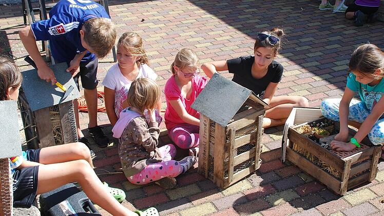 Die Kinder ließen ihrer Kreativität freien Lauf. In gut zwei Stunden entstanden 15 unterschiedlich ausgestattete Insektenhotels. Foto: W. Schwarz