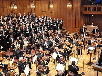 Einfach einzigartig, wie der Philharmonische Chor München und die Philharmonie Festiva unter der musikalischen Leitung von Gerd Schaller die "Große Messe e-Moll" von Johann von Herbeck aufführten.  Foto: Peter Klopf