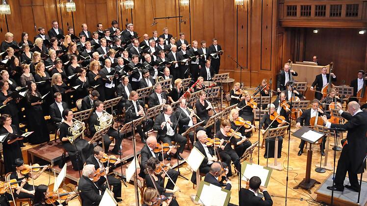 Einfach einzigartig, wie der Philharmonische Chor München und die Philharmonie Festiva unter der musikalischen Leitung von Gerd Schaller die "Große Messe e-Moll" von Johann von Herbeck aufführten.  Foto: Peter Klopf