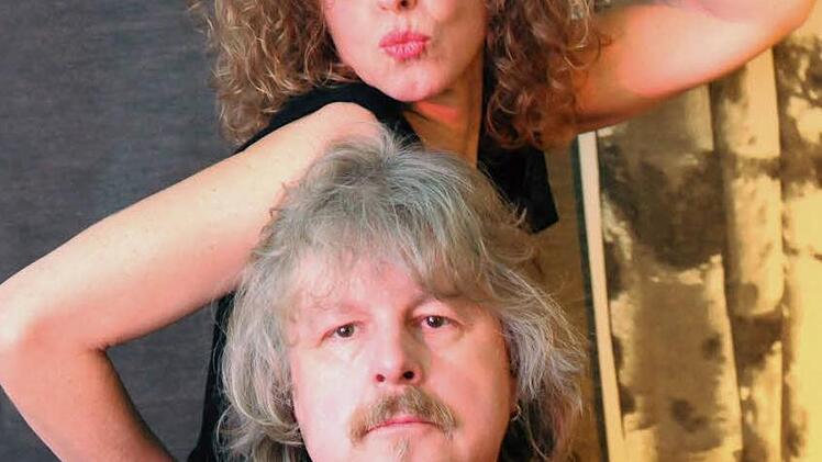 Sibylle Friz und Raimund Hautmann erwarten Zuschauer mit ihrem musikalisch-literarischen Programm "Spieglein, Spieglein, Kopfsalat".  Foto: pr