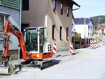 Die Baumaßnahmen in der Kissinger Straße sollen weitgehend vor dem Fuchsstädter Heimatfest im August abgeschlossen sein. Foto: Winfried Ehling
