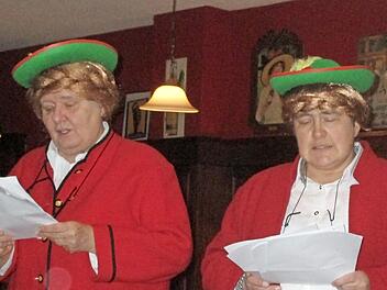 K&ouml;stlich: die "Ruppacher Herzdamen" Gaby (rechts) und Mia mit ihren selbst gedichteten Versen und Liedbeitr&auml;gen  Foto: on