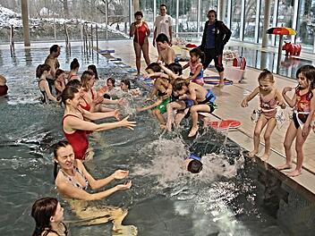 Die Kinder sind begeistert dabei in ihrem Schwimmkurs.Helmut Will