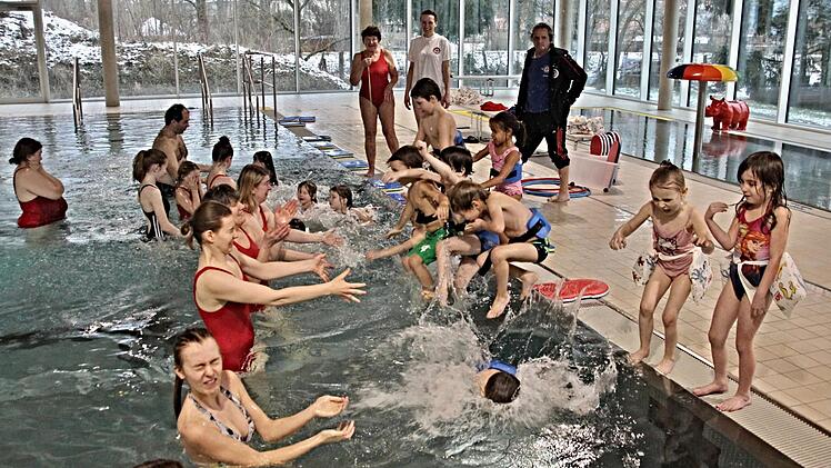 Die Kinder sind begeistert dabei in ihrem Schwimmkurs.Helmut Will