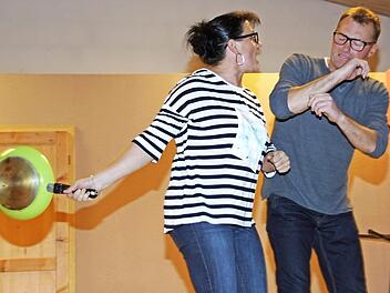 Anschi Bäuerlein gehört zu den Gründungsmitgliedern der Theatergruppe Geusfeld, hier beim Proben mit Matthias Stahl, ihrem Bühnen-Ehemann. Viel Energie bringt sie auf die Bühne - und sie bereitet den geheimen Zaubertrank zu: Buttermilchlikör.  Fotos: Sabine Weinbeer