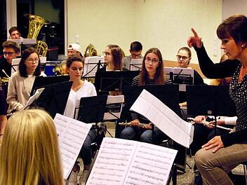 Andrea Kaschel bei einer Probe mit der Bläserphilharmonie  im Vereinsheim der Stadtjugendkapelle Fotos: Richard Sänger