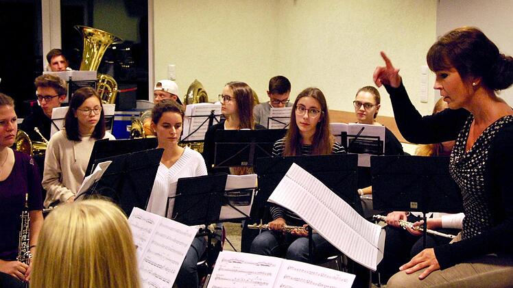 Andrea Kaschel bei einer Probe mit der Bläserphilharmonie  im Vereinsheim der Stadtjugendkapelle Fotos: Richard Sänger