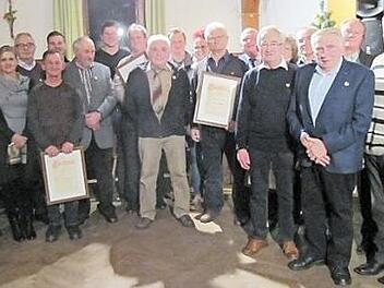 19 Mitglieder hatte der SV Heilgersdorf zur Weihnachtsfeier eingeladen, um ihnen Ehrungen für 25, 40, 50 oder 60 Jahre Vereinszugehörigkeit zu überreichen. Daneben wurde sechs Mitgliedern die besondere Ehre zu teil, sich künftig Ehrenmitglieder des SV Heilgersdorf nennen zu dürfen. Foto: Bettina Knauth