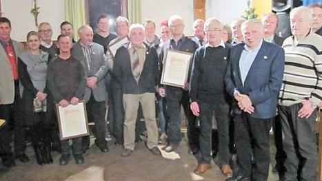 19 Mitglieder hatte der SV Heilgersdorf zur Weihnachtsfeier eingeladen, um ihnen Ehrungen für 25, 40, 50 oder 60 Jahre Vereinszugehörigkeit zu überreichen. Daneben wurde sechs Mitgliedern die besondere Ehre zu teil, sich künftig Ehrenmitglieder des SV Heilgersdorf nennen zu dürfen. Foto: Bettina Knauth