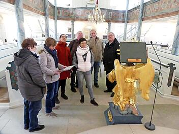 Pfarrer Peter Ahrens und Kirchenvorstand Henri Schulz zeigten dem Projektteam vom Verein "Markgrafenkirchen e. V.", Jutta Geyrhalter, Pfarrer Hans Peetz und Ute Steininger, den Altarraum mit dem Taufengel. Mit dabei die Kirchenvorstände Christine Diersch und Hannelore Fronzek (von rechts). Foto: Dieter Hübner