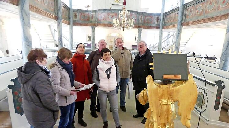 Pfarrer Peter Ahrens und Kirchenvorstand Henri Schulz zeigten dem Projektteam vom Verein "Markgrafenkirchen e. V.", Jutta Geyrhalter, Pfarrer Hans Peetz und Ute Steininger, den Altarraum mit dem Taufengel. Mit dabei die Kirchenvorstände Christine Diersch und Hannelore Fronzek (von rechts). Foto: Dieter Hübner