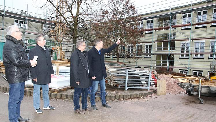Rundgang Außenbereich (von links): Gerhard Eller, Jochen Langbein, Bernd Schick und Marco Steiner. Foto: Wolfgang Desombre