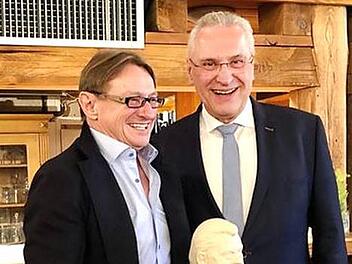 Peter Brehm freut sich sichtlich über das Geschenk von Joachim Herrmann, eine Büste des legendären Franz Josef Strauß.  Foto: sae
