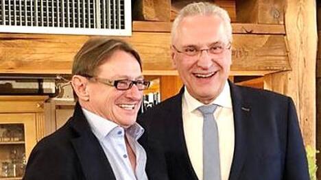 Peter Brehm freut sich sichtlich über das Geschenk von Joachim Herrmann, eine Büste des legendären Franz Josef Strauß.  Foto: sae