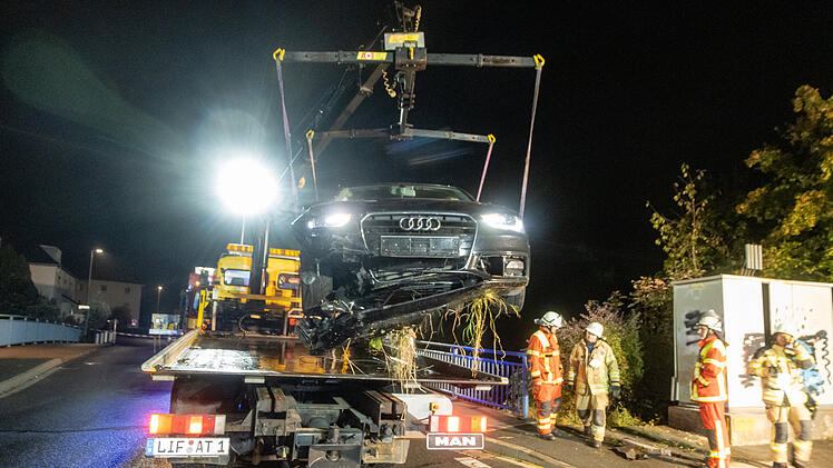 Lichtenfels: Audi kommt von Fahrbahn ab und droht auf Bahngleise zu stürzen