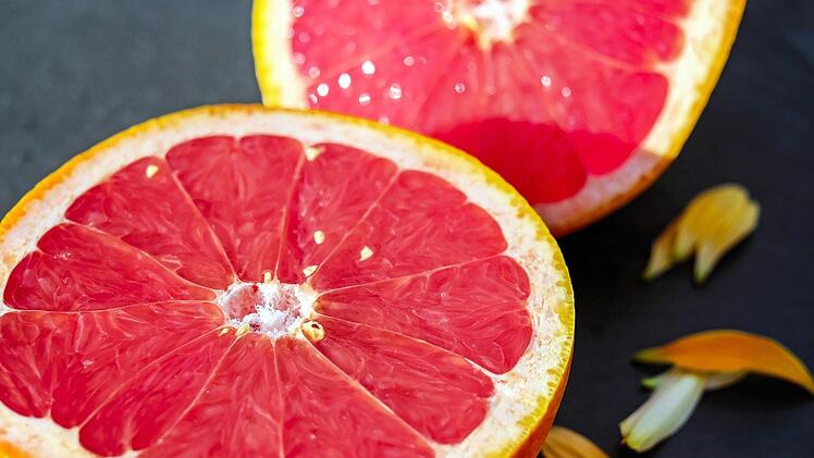 Anti-Baby-Pille und Grapefruits sind eine gefährliche Kombination. Der Verzehr kann zu verstärkten Nebenwirkungen führen und das Krebsrisiko erhöhen.
