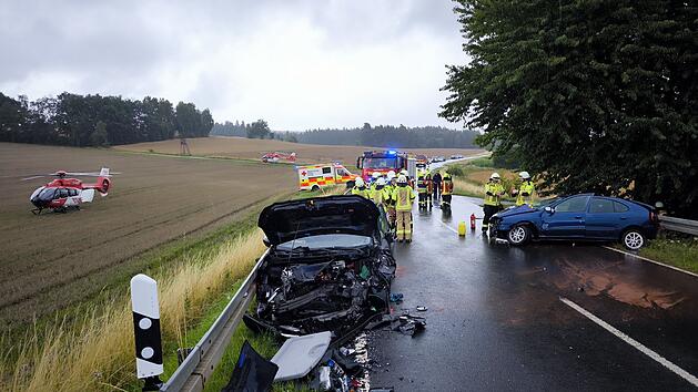 &Uuml;berholman&ouml;ver geht schief: Mehrere Verletzte bei Unfall in Oberfranken