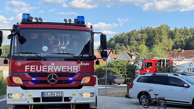 Burgebrach: Mehrere Feuerwehren zu Anh&auml;nger-Brand alarmiert