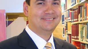 Prof.  Klaus Stüwe (46) ist in Bamberg aufgewachsen. Heute lehrt er Politische Systemlehre und Vergleichende Politikwissenschaft an der Katholischen Universität Eichstätt-Ingolstadt. Seit seinem Studium in Washington D.C. haben ihn die USA nicht mehr losgelassen. In wenigen Wochen erscheint beim Wochenschau-Verlag sein jüngstes  Buch über das Regierungssystem der Vereinigten Staaten.