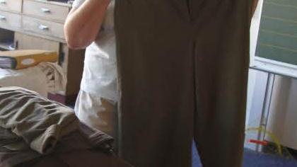 Sogar für ausrangierte Kleidung findet sich eine Wiederverwertung: Nelli Döppmann sammelt Kleidung für Hochwasseropfer.