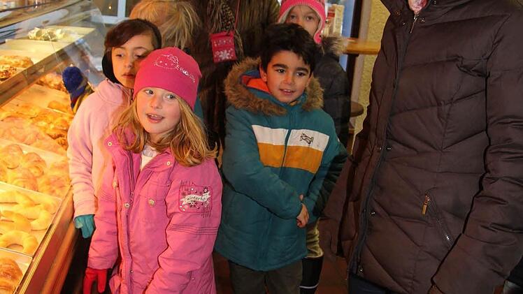 Angelika Sachs geht mit einer Gruppe von der Oberen Schule zum Bäcker.