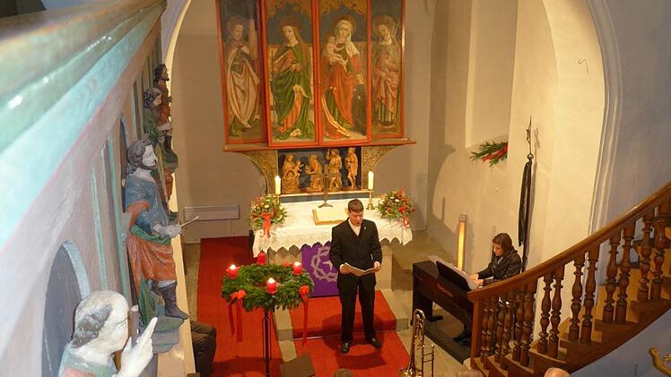Zwei Lieder von Engelbert Humperdinck trug Pfarrer Martin Bauer im Altarraum vor und wurde wie zuvor, als er auf der Orgelempore sang, von Kata Szabó begleitet.