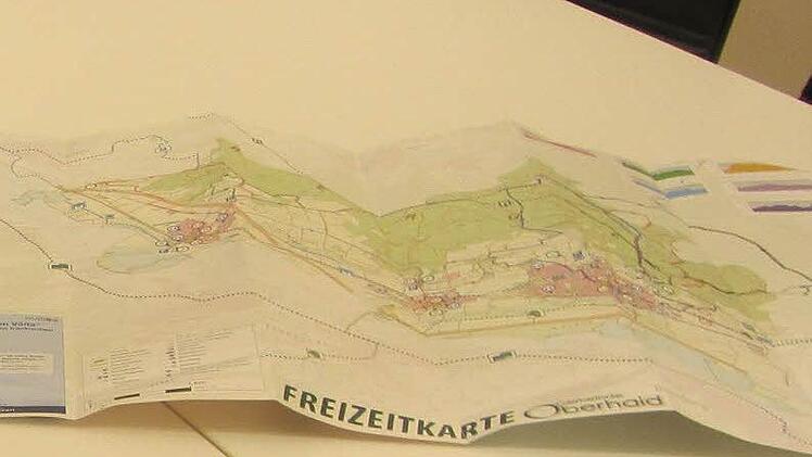 Auf einer Seite findet sich ein großer Plan, auf der anderen ein Teilplan und jede Menge Erläuterungen. Foto: Ursula Stark