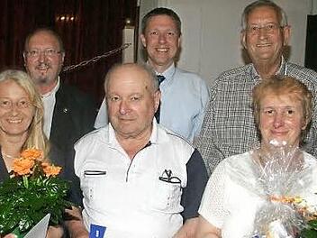 Dank sagten Vorsitzender Uwe Böhnel, Bürgermeister Marco Steiner und VdK-Kreisvorsitzender Helmut Ott (hinten von links) den langjährigen Mitgliedern (vorne von links) Birgit Bohl, Walter Oppel und Heidi Geiger (für Hildegard Renger). Foto: Martin Rebhan