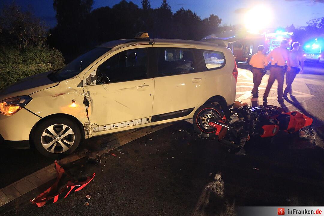 Am Montagabend krachte ein 28-jähriger Motorradfahrer bei Lichteneiche in ein Auto.