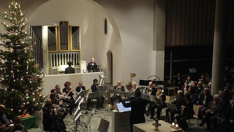 Das Ensemble Paul Schemm setzt sich aus 14 Blechbläsern zusammen und wurde von vier Percussionisten und Kantor Gerald Fink an der Orgel unterstützt. Foto: Manfred Welker
