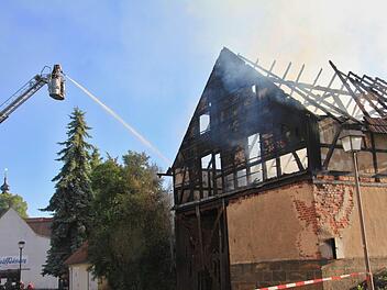 In Fischbach, einem Ortsteil von Ebern, hat es am frühen Sonntagmorgen gebrannt: Eine Scheune und zwei Gartenhäuser standen in Flammen. Foto: Helmut Will