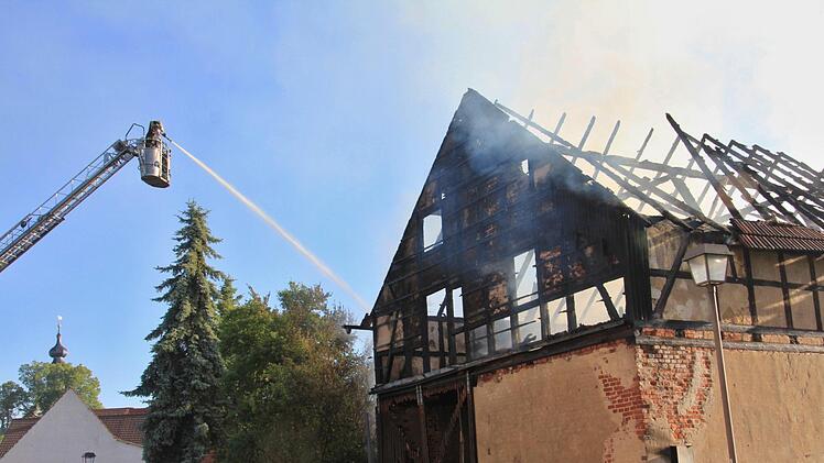 In Fischbach, einem Ortsteil von Ebern, hat es am frühen Sonntagmorgen gebrannt: Eine Scheune und zwei Gartenhäuser standen in Flammen. Foto: Helmut Will