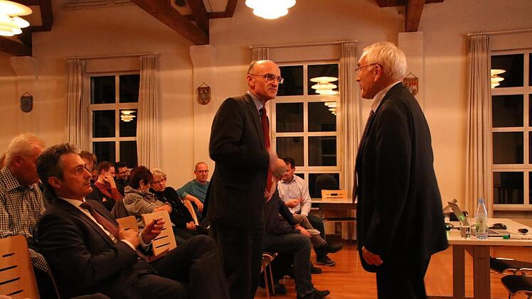 Wenn eigenständige Sparkassen "Synergieeffekte" durch eine Fusion suchen, mischt sich meist  Rainer Gottwald (rechts) ein. Jüngst referierte er in Knetzgau zum Thema. Hier spricht er mit Landrat Wilhelm Schneider (Mitte), vorne links im Bild, sitzend: Peter Schleich, Chef der Sparkasse Ostunterfranken