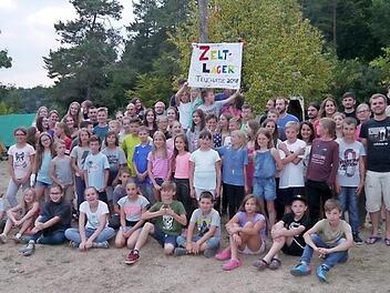 Die Betreuer und Kinder beim Pfarrjugendzeltlager in Teuchatz  Foto: pr