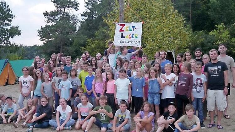 Die Betreuer und Kinder beim Pfarrjugendzeltlager in Teuchatz  Foto: pr