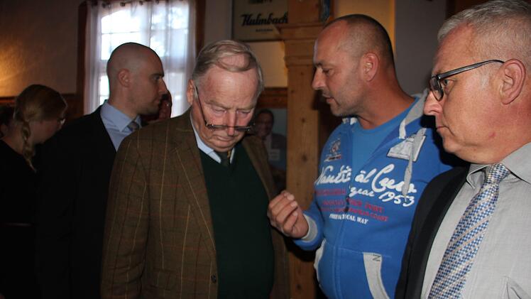 Gauland-Auftritt in Stockheim: zwischen Applaus und Protest. Foto: Veronika Schadeck