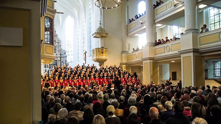 Beeindruckend geriet das Benefizkonzert mit dem Deutschen Ärzteorchester und dem Deutschen Ärztechor vor zahlreichen Zuhörern in der Coburger Morizkirche. Am Dirigentenpult stand Alexander Mottok.Foto: Jochen Berger