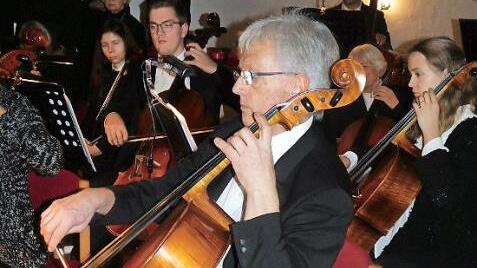 Hans Beyer war mit seinem Violoncello einer der Solisten.